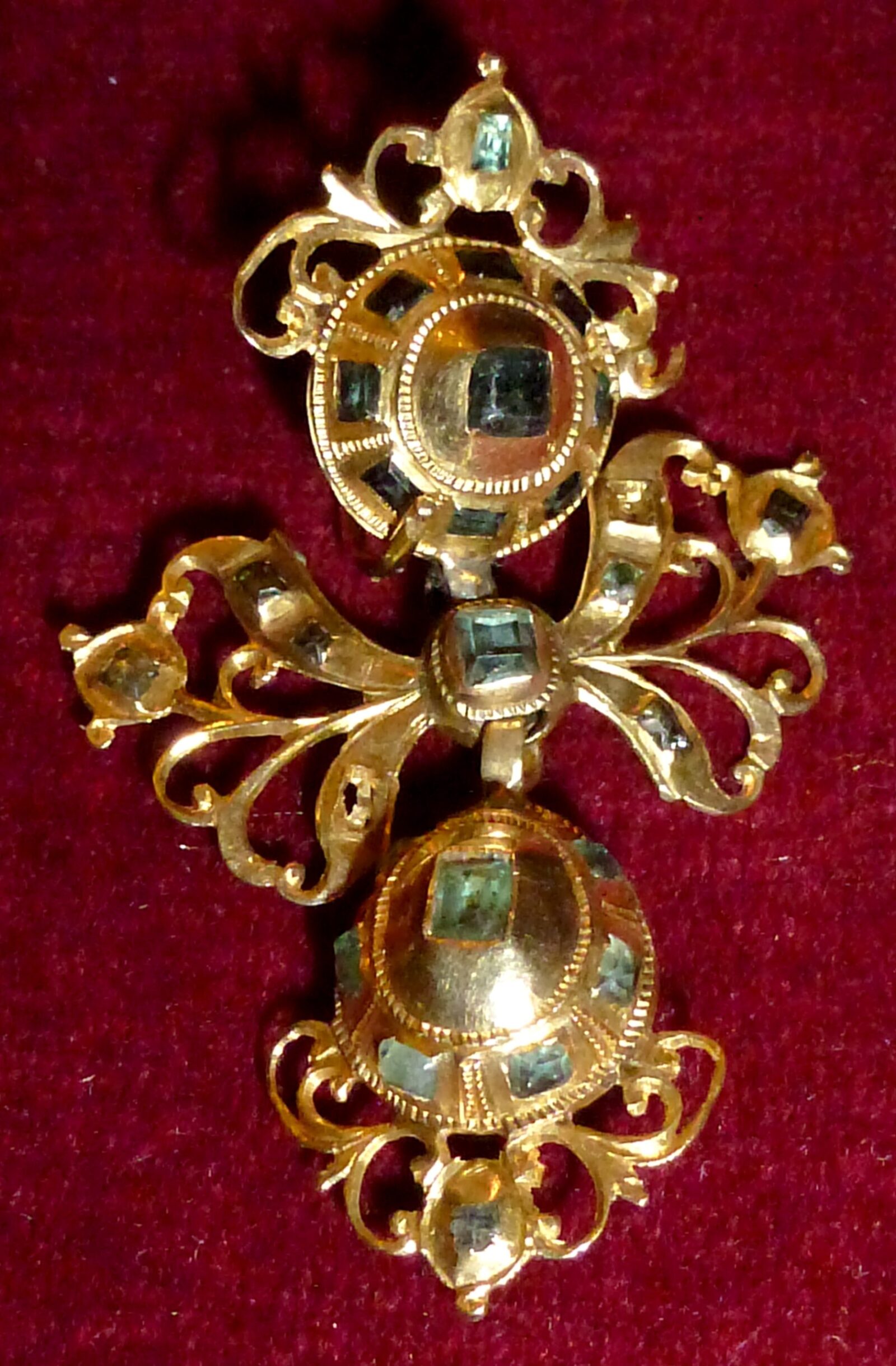 Pendientes de oro y esmeraldas, ss. XVIII-XIX
